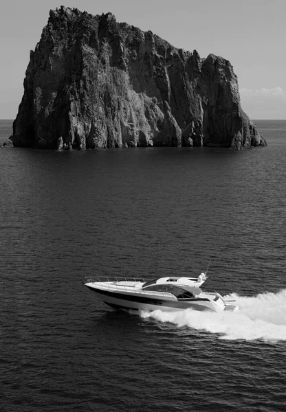 Włochy Wyspa Panarea Basiluzzo Rock Morze Tyrreńskie Widok Lotu Ptaka — Zdjęcie stockowe