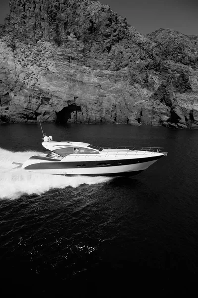 Italië Panarea Island Basiluzzo Rock Tirrenische Zee Uitzicht Luxe Jacht — Stockfoto