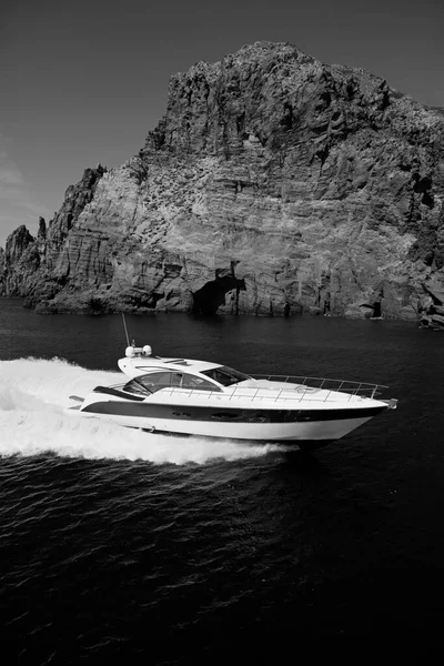 Italien Insel Panarea Felsen Basiluzzo Tirrenisches Meer Luftaufnahme Der Luxusjacht — Stockfoto