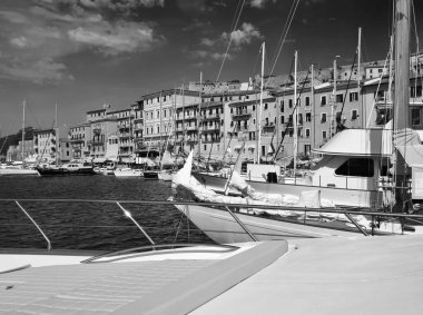 İtalya, Toskana, Elba Adası, Portoferraio limanındaki yat manzarası.