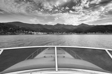 İtalya, Toskana, Elba Adası, sahil şeridi manzarası ve lüks bir yattan Marciana Marina kasabası Azimut 75 'in