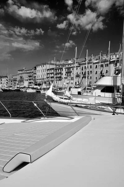 イタリア トスカーナ エルバ島 ポルトフェッラーイオ港のヨットの眺め — ストック写真