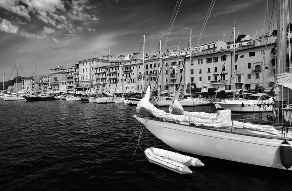 Włochy Toskania Wyspa Elba Widok Luksusowe Jachty Porcie Portoferraio — Zdjęcie stockowe