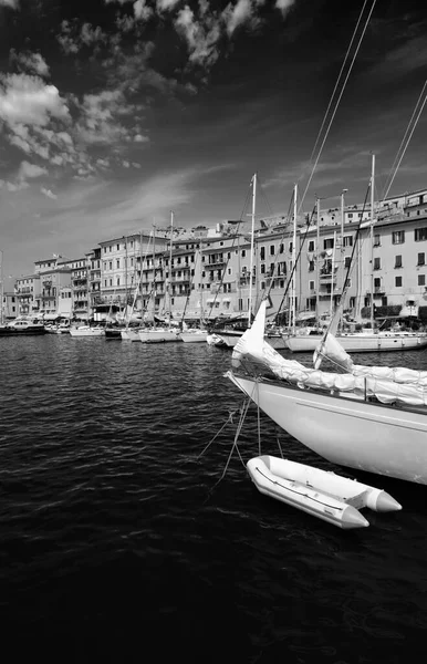Włochy Toskania Wyspa Elba Widok Luksusowe Jachty Porcie Portoferraio — Zdjęcie stockowe
