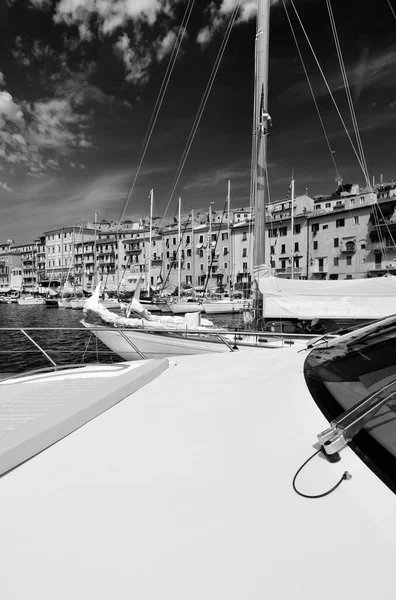 Itálie Toskánsko Ostrov Elba Pohled Luxusní Jachty Přístavu Portoferraio — Stock fotografie