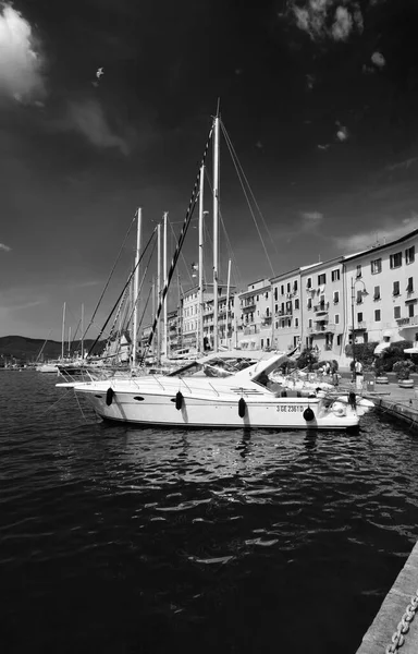 Италия Тоскана Остров Эльба Вид Роскошные Яхты Порту Портоферрайо — стоковое фото