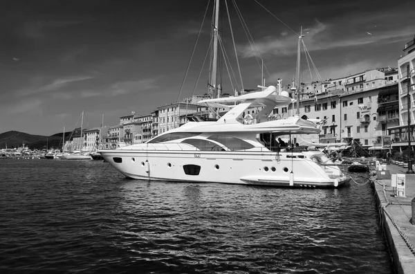 Olaszország Toscana Elba Sziget Portoferraio Kikötőben Luxusjachtok Nézd — Stock Fotó
