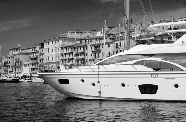Itálie Toskánsko Ostrov Elba Pohled Luxusní Jachty Přístavu Portoferraio — Stock fotografie