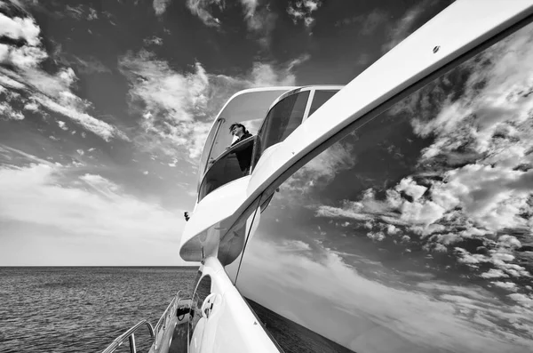 Italien Toskana Insel Elba Luxusjacht Azimut Frau Auf Der Flybridge — Stockfoto