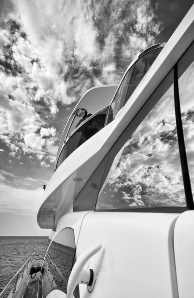 Italien Toskana Insel Elba Luxusjacht Azimut Frau Auf Der Flybridge — Stockfoto