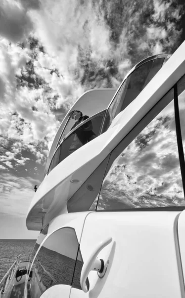 イタリア トスカーナ エルバ島 豪華なヨットAzimut フライブリッジの女性 — ストック写真