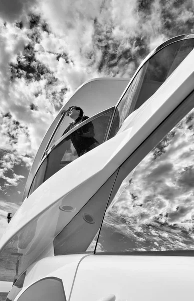 Włochy Toskania Wyspa Elba Luksusowy Jacht Azimut Kobieta Moście — Zdjęcie stockowe