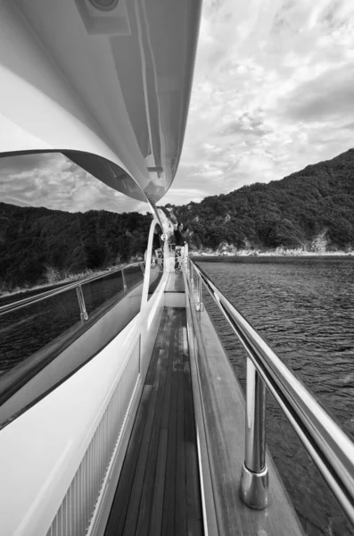 Italien Toskana Insel Elba Luxusjacht Azimut Frau Auf Dem Bürgersteig — Stockfoto