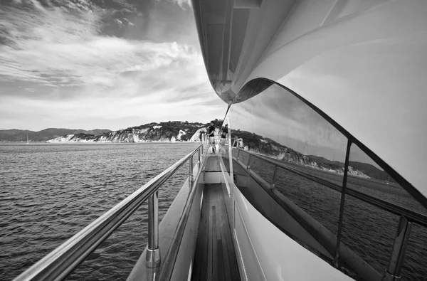 Włochy Toskania Wyspa Elba Luksusowy Jacht Azimut Kobieta Chodniku — Zdjęcie stockowe
