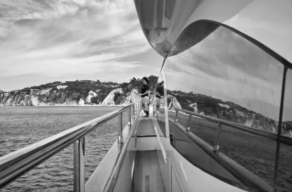 Italien Toskana Insel Elba Luxusjacht Azimut Frau Auf Dem Bürgersteig — Stockfoto