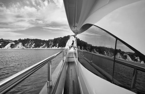 Itálie Toskánsko Elba Island Luxusní Jachta Azimut Žena Chodníku — Stock fotografie