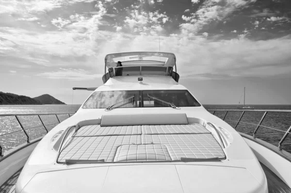 Włochy Toskania Wyspa Elba Luksusowy Jacht Azimut Kobieta Moście — Zdjęcie stockowe