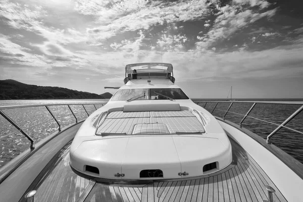 イタリア トスカーナ エルバ島 豪華なヨットAzimut フライブリッジの女性 — ストック写真