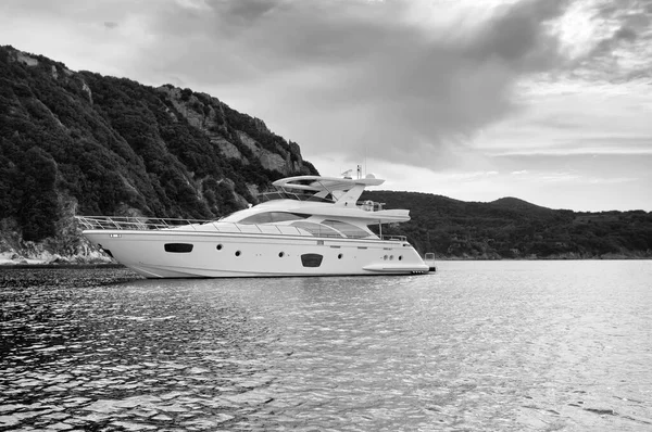 Włochy Toskania Wyspa Elba Widok Wybrzeże Luksusowy Jacht Azimut — Zdjęcie stockowe