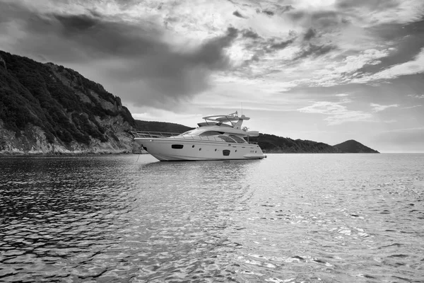 Itálie Toskánsko Elba Island Pohled Pobřeží Luxusní Jachtu Azimut — Stock fotografie