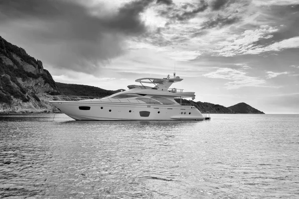 Włochy Toskania Wyspa Elba Widok Wybrzeże Luksusowy Jacht Azimut — Zdjęcie stockowe