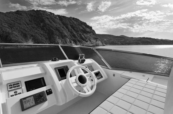 Italy Tuscany Elba Island Luxury Yacht Azimut Driving Consolle Flybridge — стоковое фото