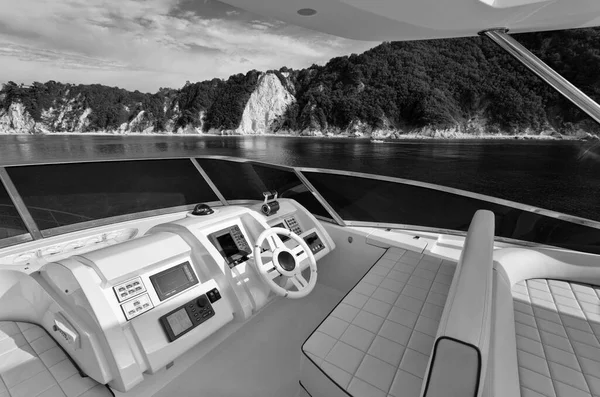 Italia Toscana Elba Island Luksusjahti Azimut Ajaminen Consolle Flybridge — kuvapankkivalokuva