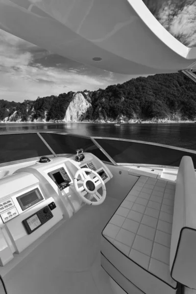Italy Tuscany Elba Island Luxury Yacht Azimut Driving Consolle Flybridge — Stock Photo, Image