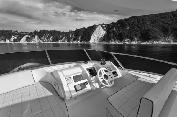 意大利的托斯卡纳 厄尔巴岛 豪华游艇 Azimut 驾驶驾驶桥楼 Consolle — 图库照片