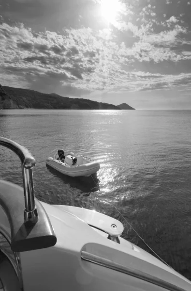 イタリア トスカーナ エルバ島 高級ヨット アジムット から海岸線の景色 その柔らかいゴム製のボート — ストック写真