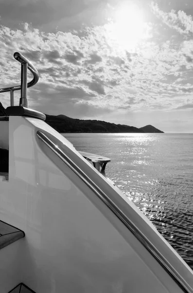 Itálie Toskánsko Elba Island Pohled Pobřeží Luxusní Jachty Azimut — Stock fotografie