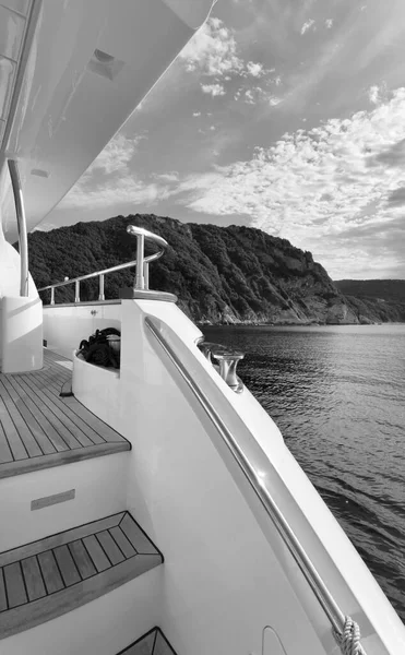 Itálie Toskánsko Elba Island Pohled Pobřeží Luxusní Jachty Azimut — Stock fotografie