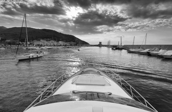 イタリア トスカーナ エルバ島 豪華なヨットAzimut でMarciana Marina町の港に入る — ストック写真