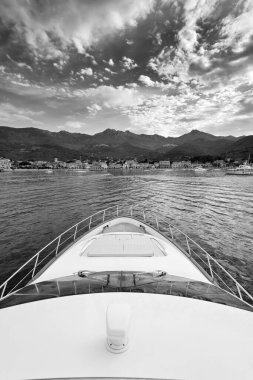 İtalya, Toskana, Elba Adası, sahil şeridi manzarası ve lüks bir yattan Marciana Marina kasabası Azimut 75 'in