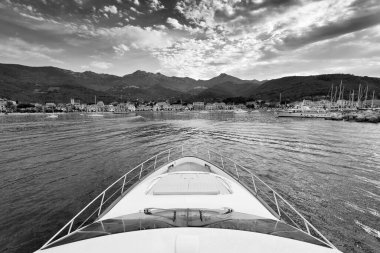 İtalya, Toskana, Elba Adası, sahil şeridi manzarası ve lüks bir yattan Marciana Marina kasabası Azimut 75 'in