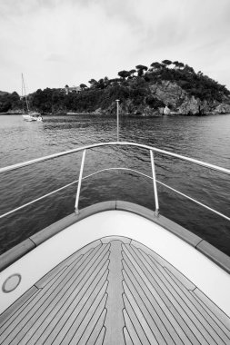 İtalya, Toskana, Elba Adası, lüks bir yattan kıyı şeridi manzarası Azimut 75 'in