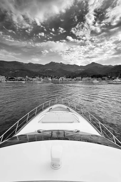 意大利 托斯卡纳 爱尔巴岛 从一艘豪华游艇Azimut 俯瞰海岸线和Marciana Marina镇 — 图库照片