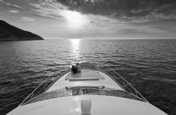 意大利 托斯卡纳 厄尔巴岛上 几对豪华游艇 Azimut 日落时分 — 图库照片