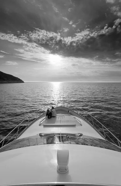 Italien Toskana Insel Elba Paar Auf Luxusjacht Azimut Bei Sonnenuntergang — Stockfoto