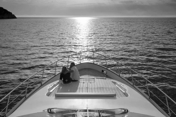 Itálie Toskánsko Elba Island Pár Luxusní Jachtě Azimut Při Západu — Stock fotografie