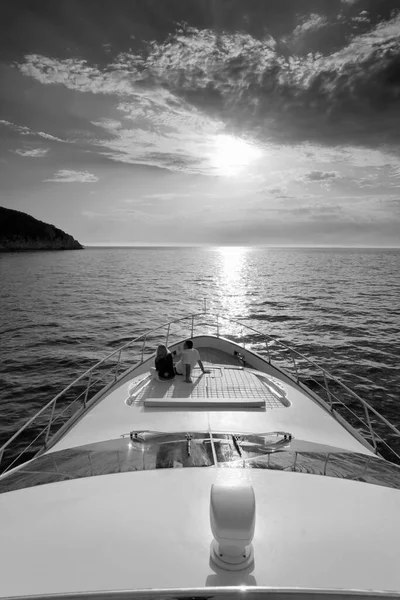 Olaszország Toszkána Elba Sziget Pár Luxus Jacht Azimut Naplementekor — Stock Fotó