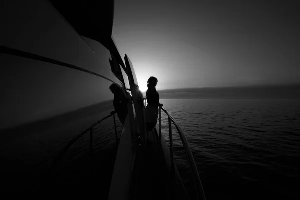 イタリア 地中海 豪華なヨット 日没時に歩道の女性 — ストック写真