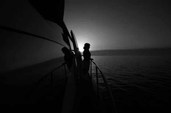 イタリア 地中海 豪華なヨット 日没時に歩道の女性 — ストック写真