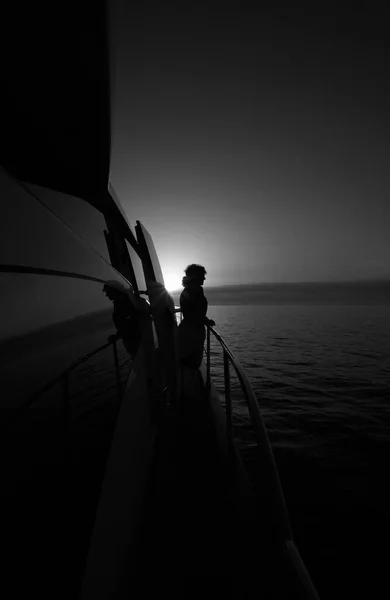 Італія Середземне Море Розкішна Яхта Жінка Тротуарі Під Час Заходу — стокове фото