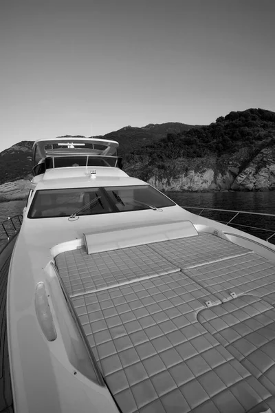 Olaszország Toszkána Elba Sziget Kilátás Tengerpartra Egy Luxus Jacht Naplementekor — Stock Fotó