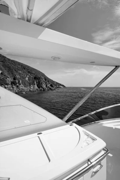 イタリア トスカーナ エルバ島の高級ヨット アジムット フライ ブリッジ — ストック写真
