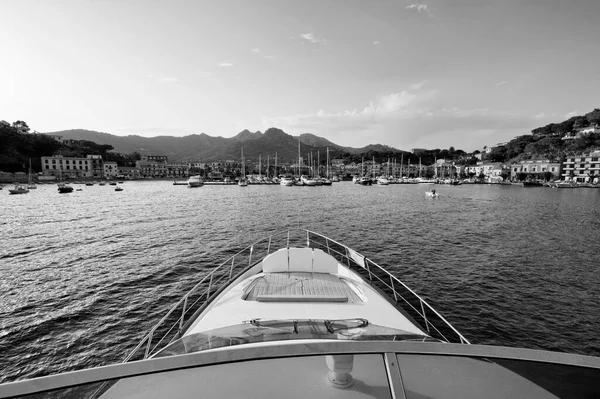 Olaszország Toszkána Elba Sziget Kilátás Porto Azzurro Egy Luxus Jacht — Stock Fotó