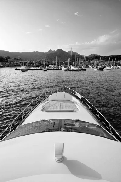 Itálie Toskánsko Elba Island Pohled Porto Azzurro Luxusní Jachty Azimut — Stock fotografie