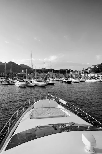 意大利 托斯卡纳 爱尔巴岛 从一艘豪华游艇Azimut 俯瞰阿佐罗港 — 图库照片