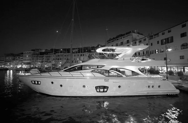意大利 托斯卡纳 爱尔巴岛 晚上可以看到阿佐罗港和码头上的豪华游艇 — 图库照片
